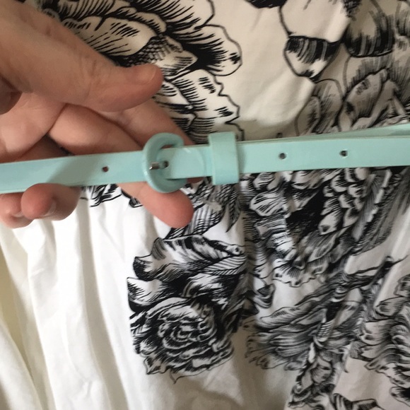 Cute B & W flare skirt floral dress with belt - Picture 3 of 3